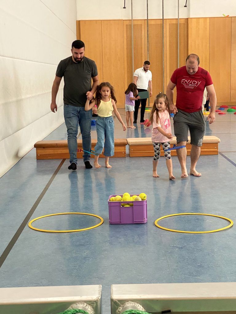 An drei Bewegungsstationen meisterten die Väter mit ihren Kindern die Aufgaben. - Den Vatertag in schönster Erinnerung behalten - Den Vatertag in schönster Erinnerung behalten