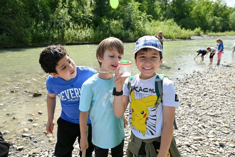 Kinder werden zu Forschern bei den Flussführungen und erleben die Faszination Wasser. - Schatzsuche unter Steinen - Schatzsuche unter Steinen