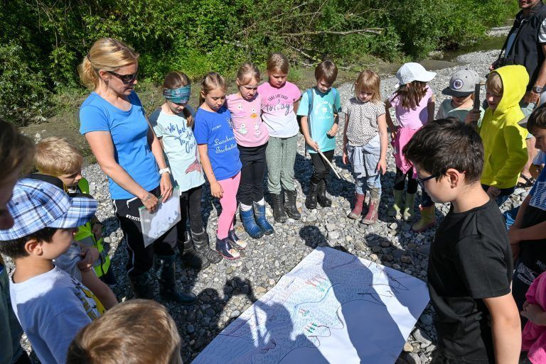 Flussführerin Silke Villotti erklärte den Volksschülern den Wasserkreislauf und brachte ihnen wissenswertes zum Bodenschatz Süßwasser bei. - Schatzsuche unter Steinen - Schatzsuche unter Steinen