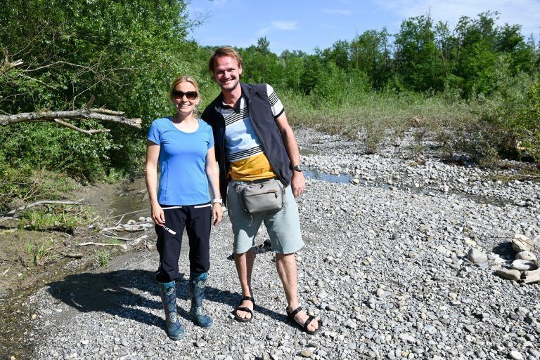 Flussführerin Silke Villotti mit Markus Mayer von der Wasserwirtschaft Vorarlberg. - Schatzsuche unter Steinen - Schatzsuche unter Steinen