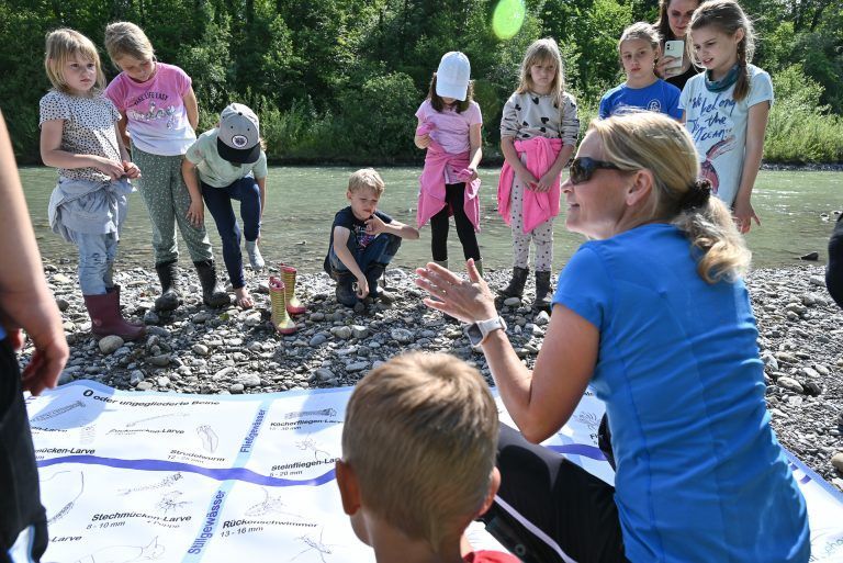 Die Kinder hörten gespannt zu und freuten sich schon auf die Suche. - Schatzsuche unter Steinen - Schatzsuche unter Steinen