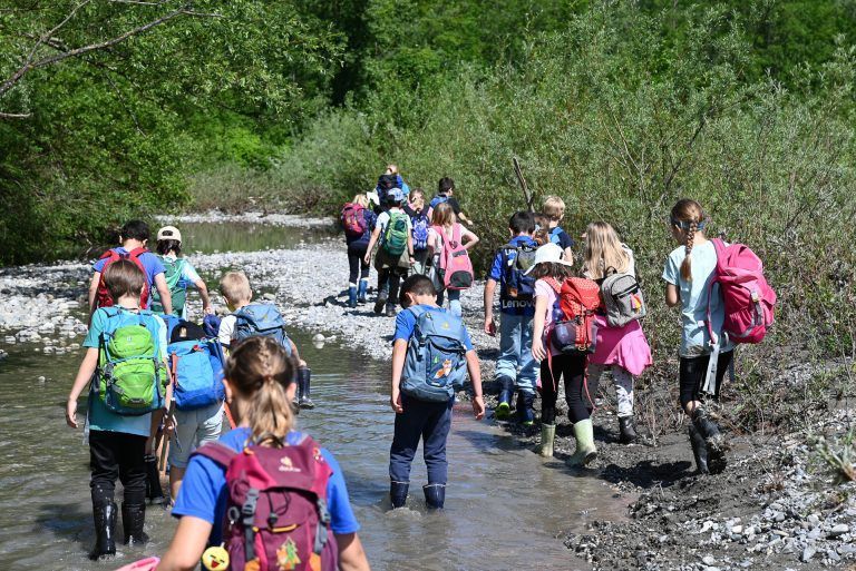 Gemeinsam gings zur nächsten Station: dem Bau eines natürlichen Flussbettes und eines begradigten Flusses. - Schatzsuche unter Steinen - Schatzsuche unter Steinen