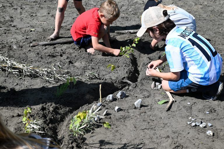 Eine andere Gruppe Kinder durfte den Bau eines natürlichen Flussbettes machen. Sie erkannten im Anschluss, dass bei Hochwasser, der Fluß über die Ufer tritt. - Schatzsuche unter Steinen - Schatzsuche unter Steinen