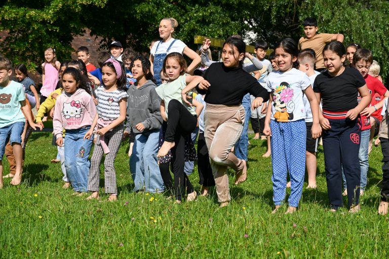 Rund 60 Kinder tanzten am Donnerstagvormittag barfuß durch die Wiese und waren stolz darauf, Teil des neuen Tanzvideos von Ingrid Hofer sein zu dürfen. - Ein Barfuß-Tanz durchs nasse Gras - Ein Barfuß-Tanz durchs nasse Gras