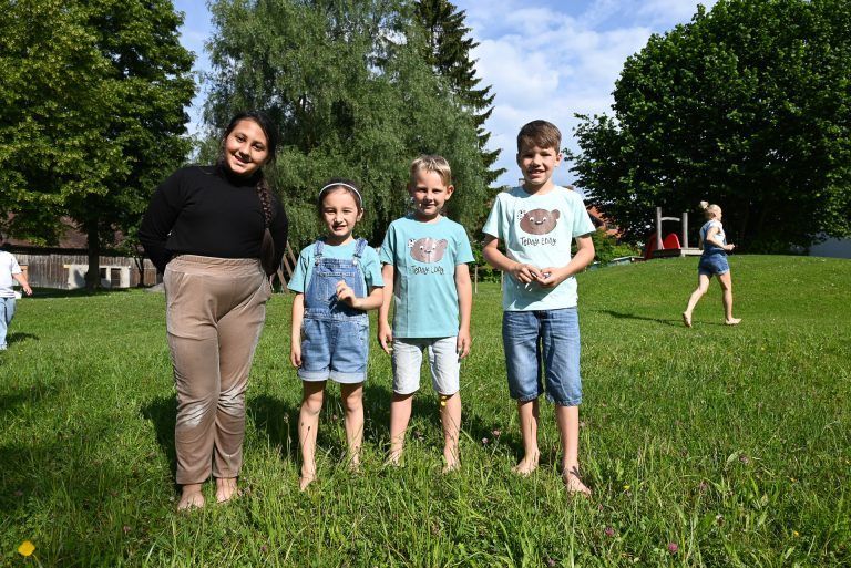 Amelie, Johanna, Paul und Enrico tanzten was das Zeug hält. - Ein Barfuß-Tanz durchs nasse Gras - Ein Barfuß-Tanz durchs nasse Gras