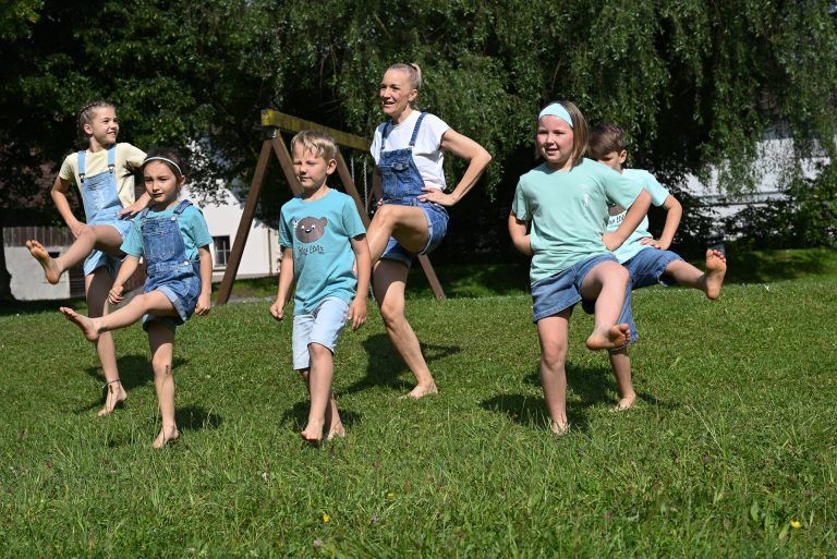 Mit dem Babbelbuss-Song ermutigt Hofer die Kinder barfuß zu laufen. - Ein Barfuß-Tanz durchs nasse Gras - Ein Barfuß-Tanz durchs nasse Gras