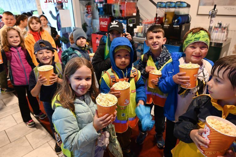 Popcorn durfte beim Kinobesuch nicht fehlen. Jedes Kind erhielt vom Elternverein eine Tüte spendiert. - Ein Schulfest im Kino - Ein Schulfest im Kino