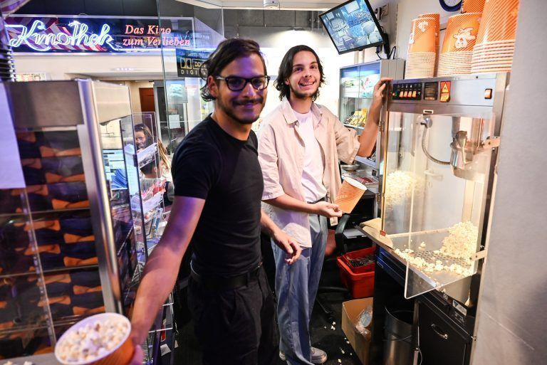 Adam und Sven hatten alle Hände zu tun und machten friscche Popcorn für die Schüler. - Ein Schulfest im Kino - Ein Schulfest im Kino