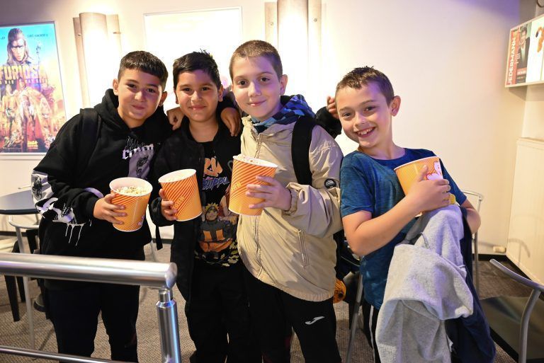 Erman, Poyraz, Umut und Emanuel waren bereit für den Film und freuten sich, gemeinsam im Kino zu sein. - Ein Schulfest im Kino - Ein Schulfest im Kino