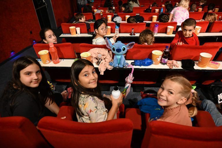 Die Kinder machten es sich gemütlich im Kino und waren bereit für die Abenteuer - Ein Schulfest im Kino - Ein Schulfest im Kino