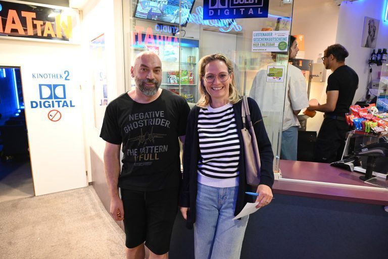 Schulsekretärin Sandra Heinzle (rechts) hat den Kinobesuch mit Pierre Fenkart organisiert. - Ein Schulfest im Kino - Ein Schulfest im Kino