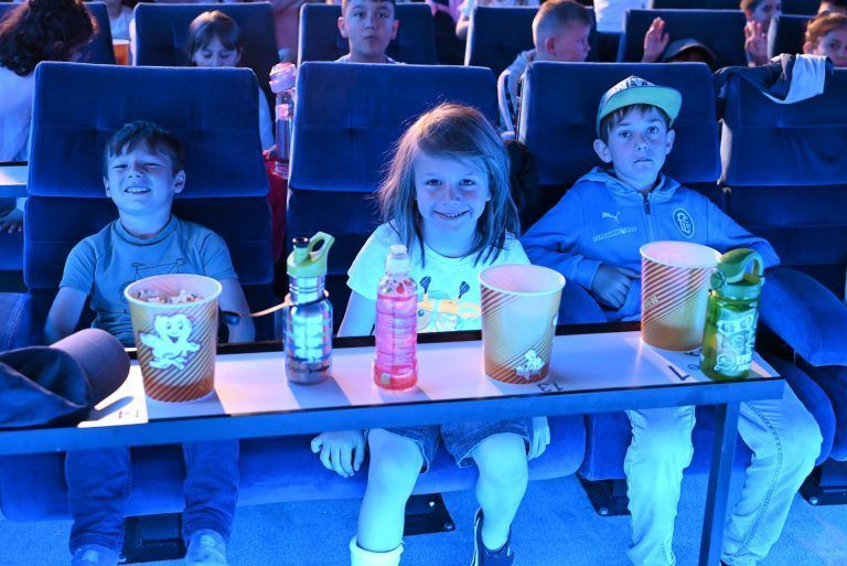 Bei Popcorn und Wasser genossen die Kinder den gemeinsamen Kinobesuch. - Ein Schulfest im Kino - Ein Schulfest im Kino