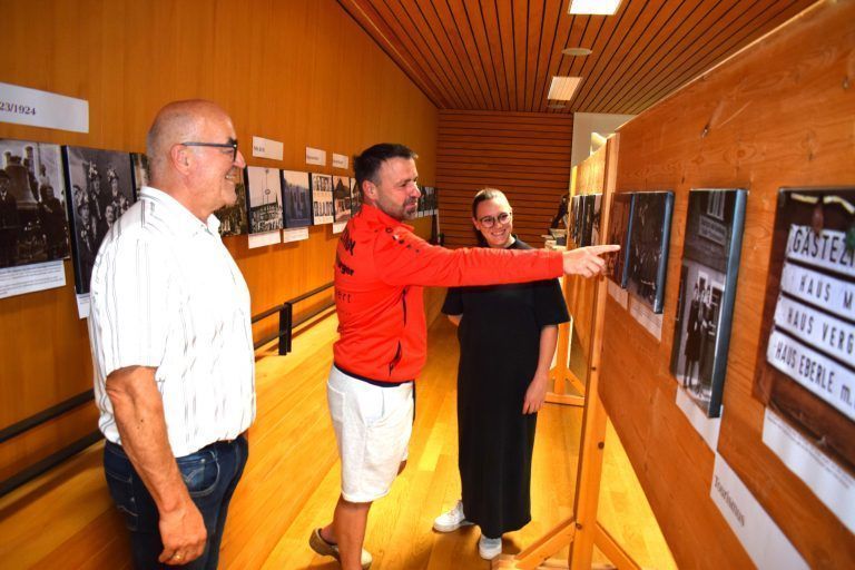 Großes Interesse der Langeneggerinnen und Langenegger an der Ausstellung. - Fotoaustellung in Langenegg
