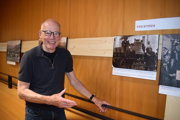 Der gelernte Historiker und Ortschronist Joseph Holzmüller trug viel zum Gelingen der Ausstellung bei. - Fotoaustellung in Langenegg
