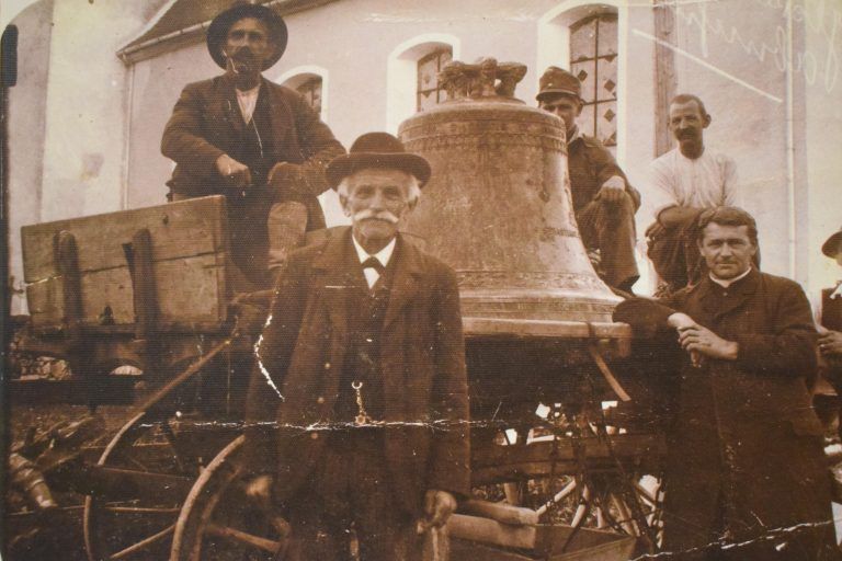 Dem Bauern Johann Georg Fuchs (Bildmitte) hat die Gemeinde Langenegg viel zu verdanken. - Fotoaustellung in Langenegg