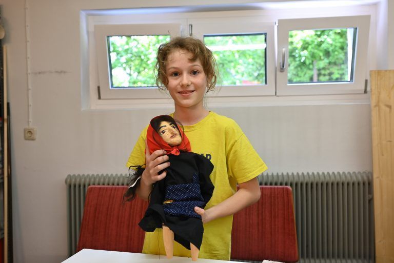 Bald ist Katharinas Hexe fertig, dann kann sie die Marionette mit dem Kreuz bewegen. - Wie Puppen zum Leben erweckt werden - Wie Puppen zum Leben erweckt werden