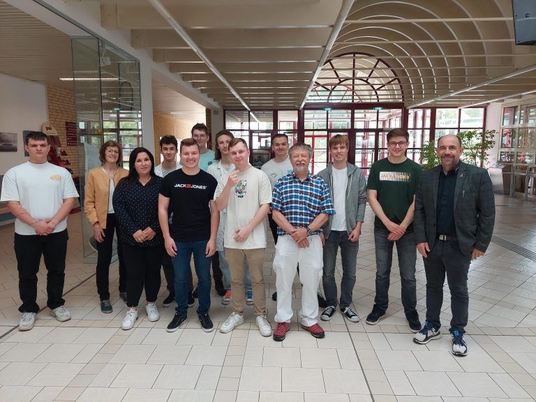 Teilnehmer und Juroren mit Organisator Hans-Thomas Schacht (4. v.re.) und Abteilungsvorstand Rudolf Sams. (re.) - Gelungener Auftakt für die Chemie Olympiade - 1. Chemistry Games HTL Dornbirn