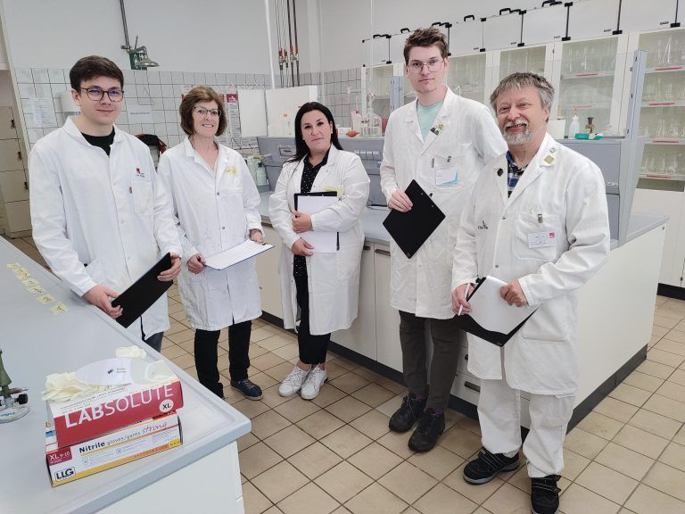 Die Juroren mit Organisator Hans-Thomas Schacht (re.) - Gelungener Auftakt für die Chemie Olympiade - 1. Chemistry Games HTL Dornbirn