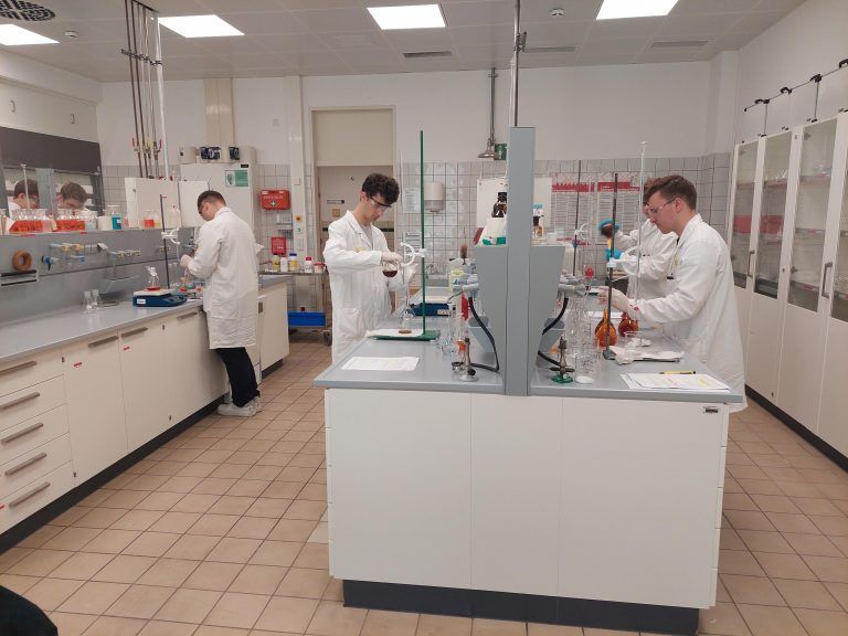 Chemiker in Aktion. - Gelungener Auftakt für die Chemie Olympiade - 1. Chemistry Games HTL Dornbirn