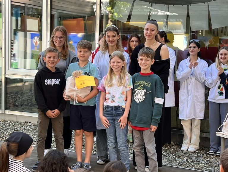 Die Rohrbach-Kinder freuten sich über die Auszeichnungen. - Müll kreativ in Szene gesetzt - Art Cycling Schulprojekt VS Rohrbach