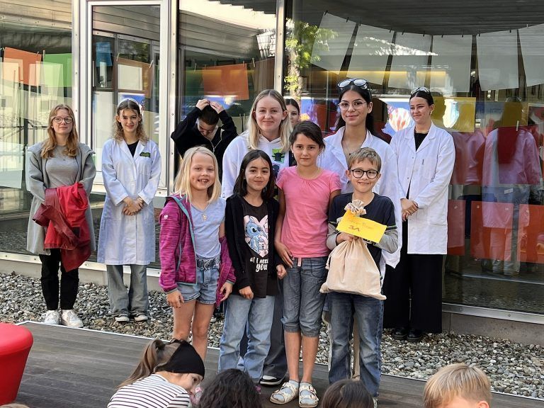 Das Projekt war eine gelungene Kooperation mit den Chemikern der HTL Dornbirn und den VS-Kindern vom Rohrbach. - Müll kreativ in Szene gesetzt - Art Cycling Schulprojekt VS Rohrbach