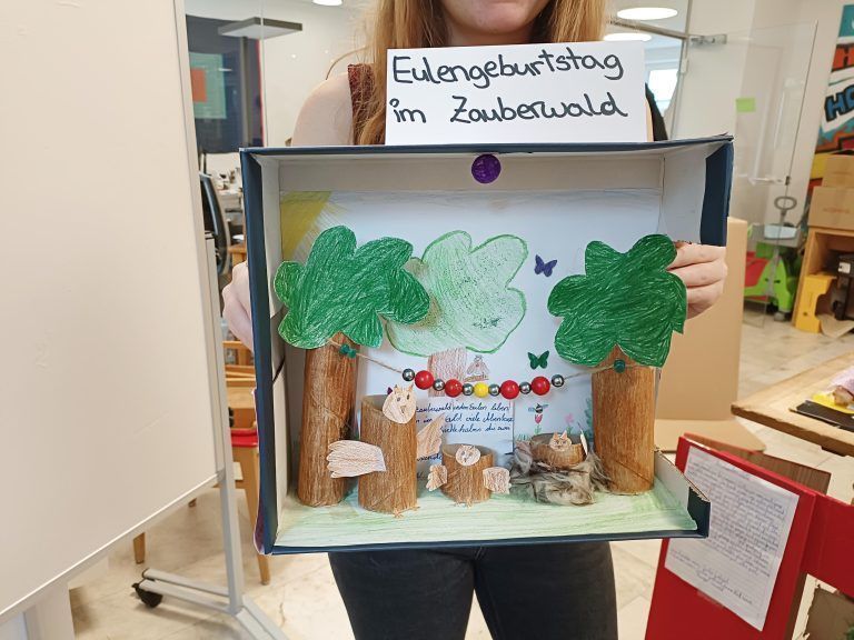 Ein Eulengeburtstag im Zauberwald kunstvoll in Szene gesetzt. - Müll kreativ in Szene gesetzt - Art Cycling Schulprojekt VS Rohrbach