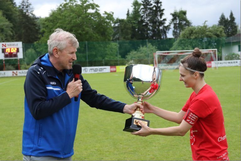 Michael Fichtner übergab den Meisterpokal an Laura Wagner - Zwei Meistertitel für die RW Rankweil Ladies