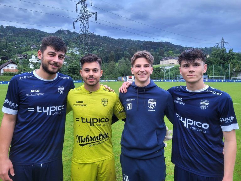 Kapitän Fabio Feldkircher und Tormann Sandro Eichhübl sowie die Lochauer Youngstars Lukas Rusch und Nicolas Constantin Messmer. - Impressionen aus dem Stadion Hoferfeld als Dokumentation einer erfolgreichen Spielsaison 2023/24 - Impressionen aus dem Stadion Hoferfeld als Dokumentation einer erfolgreichen Spielsaison 2023/24