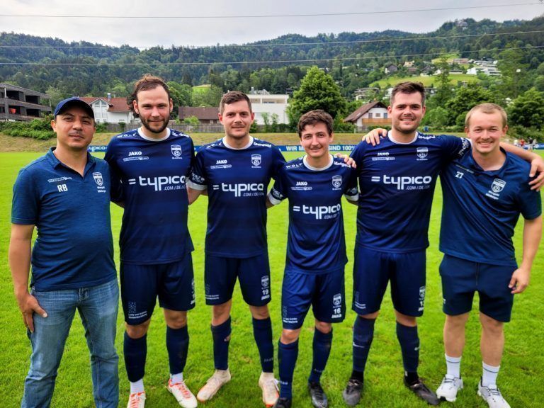 Der erfolgreiche 1b-Trainer Ridha Bseyes mit seinen langjährig bewährten Stammspielern. - Impressionen aus dem Stadion Hoferfeld als Dokumentation einer erfolgreichen Spielsaison 2023/24 - Impressionen aus dem Stadion Hoferfeld als Dokumentation einer erfolgreichen Spielsaison 2023/24