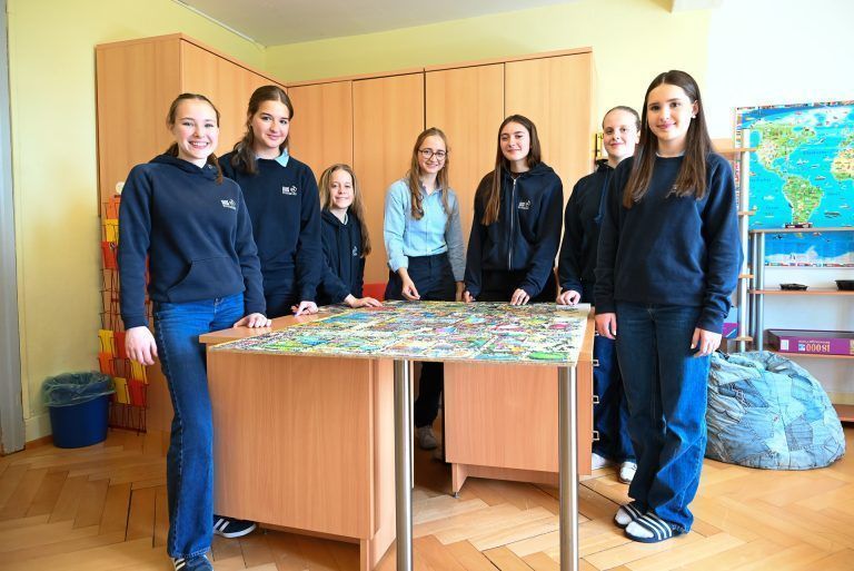 Kristina Moosbrugger, Fini Wolf, Franziska Parhammer, Sophie Fäßler, Maya Schwärzler, Sophia Wucherer und Florentina Moosbrugger sind stolz ein Teil des Internats zu sein. - Mädchen-Internat öffnet Türen auch für Jungen - Mädchen-Internat öffnet Türen auch für Jungen