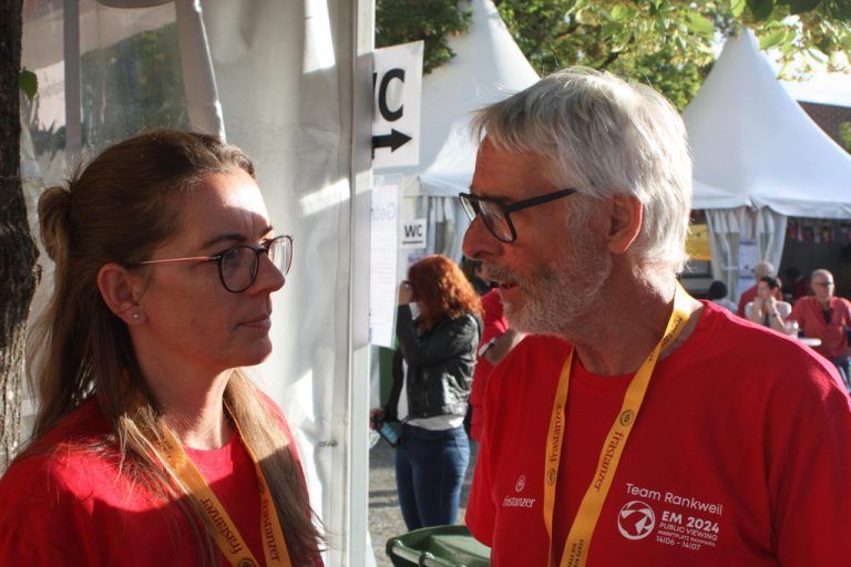 Armin Wille im Gespräch mit Brigitte Gasser - Tausende Menschen am Marktplatz