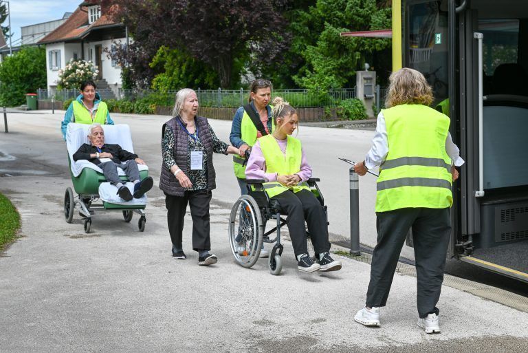 Sinn der Übung war auch, wie viel Platz der Bus für Rollstühle und liegende Betten bietet. - Wenn das Wasser zur Gefahr wird - Wenn das Wasser zur Gefahr wird