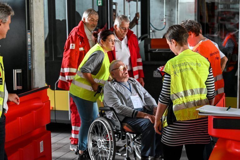 Die Seniorinnen und Senioren wurden ins Feuerwehrhaus gefahren. Dort tagte die Einsatzleitung. - Wenn das Wasser zur Gefahr wird - Wenn das Wasser zur Gefahr wird
