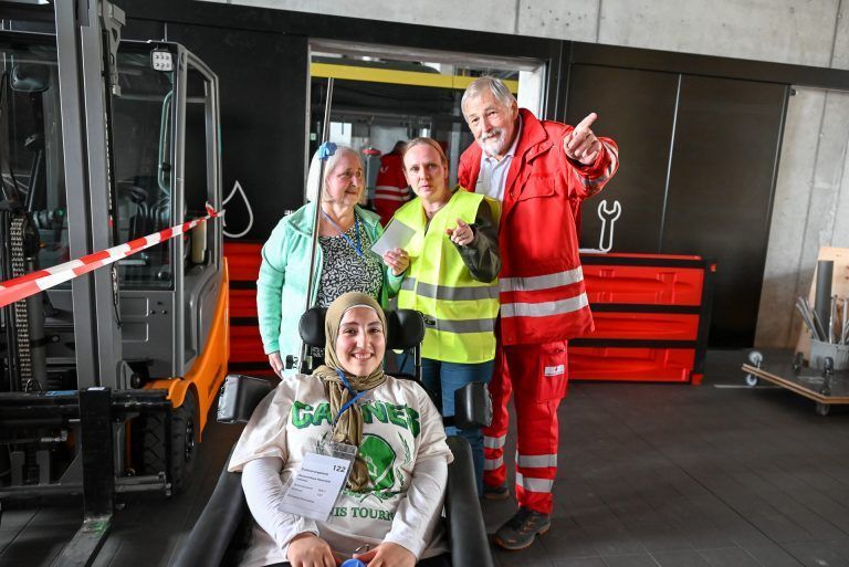 Mitarbeiter vom Roten Kreuz führten vor Ort eine Triage durch und verschafften sich einen ersten Überblick. - Wenn das Wasser zur Gefahr wird - Wenn das Wasser zur Gefahr wird