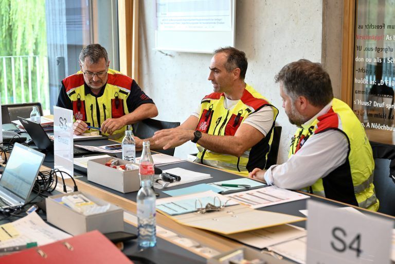 Im Feuerwehrhaus beratschlagte sich die Gemeindeeinsatzleitung über die weiteren Schritte. - Wenn das Wasser zur Gefahr wird - Wenn das Wasser zur Gefahr wird