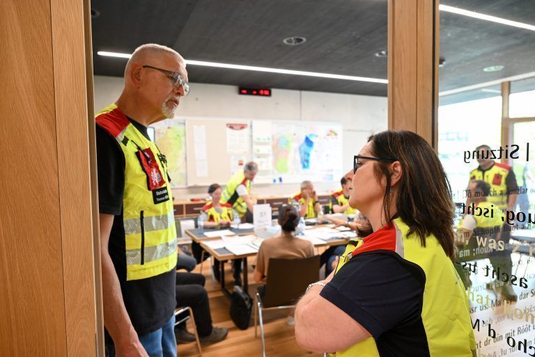 Thomas König, der Leiter des Stabs, gibt wichtige Informationen an Astrid Riedl von der Öffentlichkeitsarbeit weiter. - Wenn das Wasser zur Gefahr wird - Wenn das Wasser zur Gefahr wird