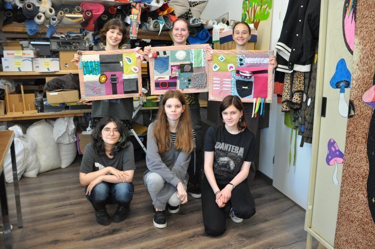 Die Mädchen der Job Ahoi Kreativwerkstatt mit den drei ersten Decken. - Demenzdecken Kreativwerkstatt Job Ahoi