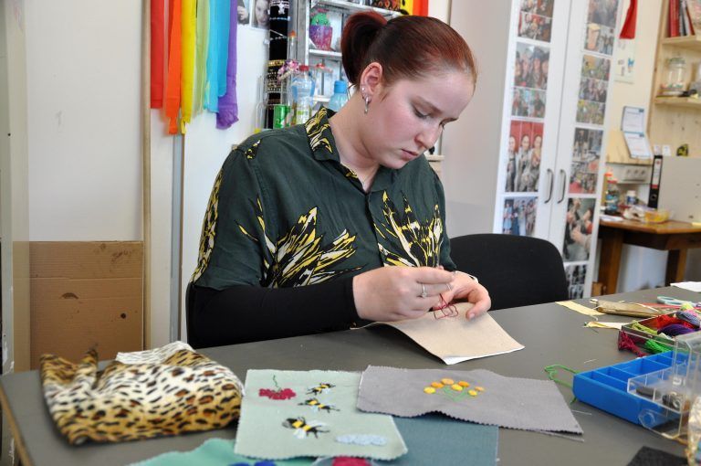 Selina hat ihre Leidenschaft fürs Sticken entdeckt. - Demenzdecken Kreativwerkstatt Job Ahoi