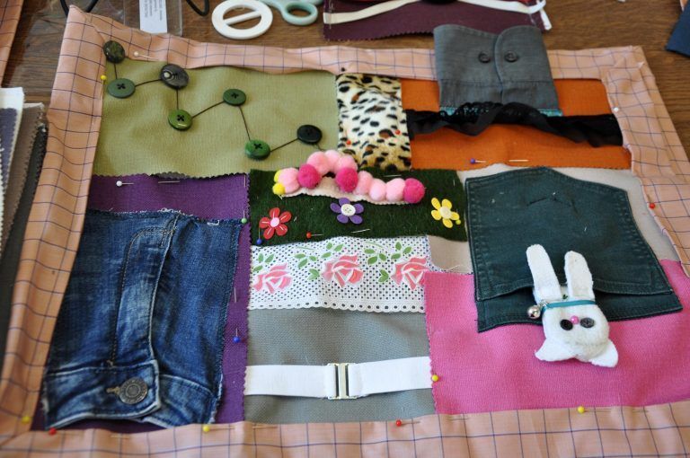 Die Demenzkranken können mit den Decken frühere Fingerfertigkeiten üben. - Demenzdecken Kreativwerkstatt Job Ahoi