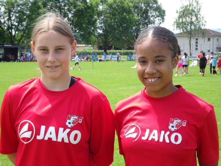 Sarina und Rachel von der AKA waren als Betreuerinnen und Schiedsrichterinnen engagiert dabei. - Freude an der Bewegung verbindet - Spielefest der Volksschulen