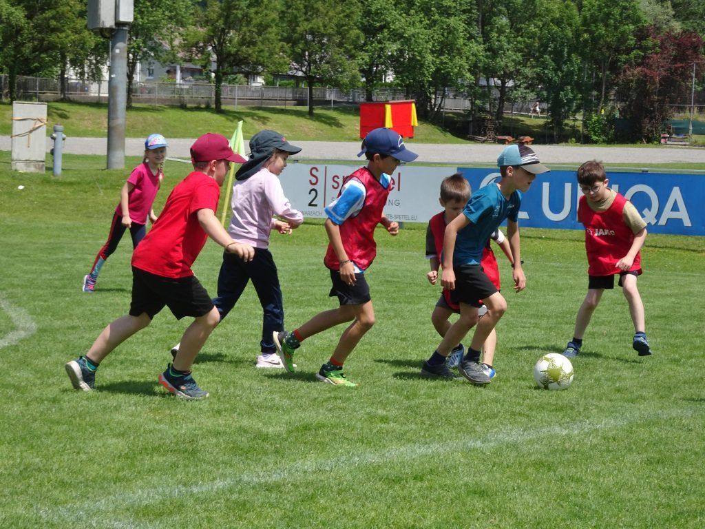 180 Kinder beim Fußball-Spielefest