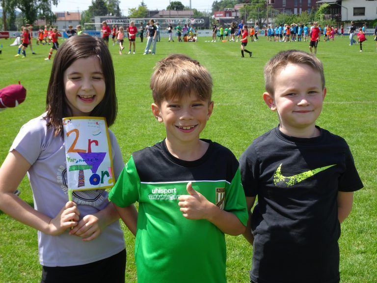 Das lauteste Fan-Trio: Paula Luisa, Luca und Doria. - Freude an der Bewegung verbindet - Spielefest der Volksschulen