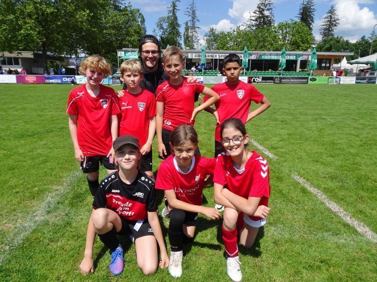 Die VS Schwarzach hatte einen besonderen und vor allem erfahrenen Trainer an ihrer Seite - Lehrer Felix Gurschler kickt erfolgreich beim FC Rotenberg. - Freude an der Bewegung verbindet - Spielefest der Volksschulen