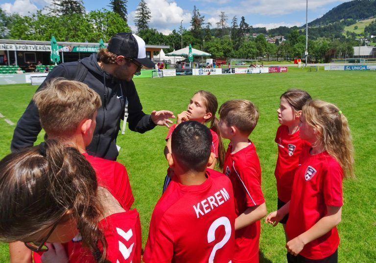 Letzte Anweisungen bevor es aufs Spielfeld geht. - Freude an der Bewegung verbindet - Spielefest der Volksschulen