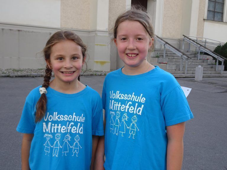 Luisa und Luise hatten bereits kurz nach 9.00 Uhr schon neun Runden rund um die Kirche gedreht. - Jede Runde zählte beim Hatler Stundenlauf - Hatler Stundenlauf 2024