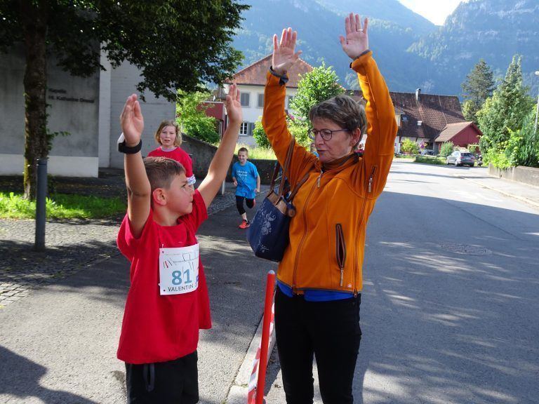 Streckenposten Monika half auch schon einmal bei Seitenstechen der fleißigen Rennläufer. - Jede Runde zählte beim Hatler Stundenlauf - Hatler Stundenlauf 2024
