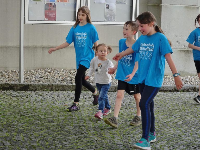 So manches kleine Geschwisterchen schloss sich den Läuferinnen und Läufern an. - Jede Runde zählte beim Hatler Stundenlauf - Hatler Stundenlauf 2024