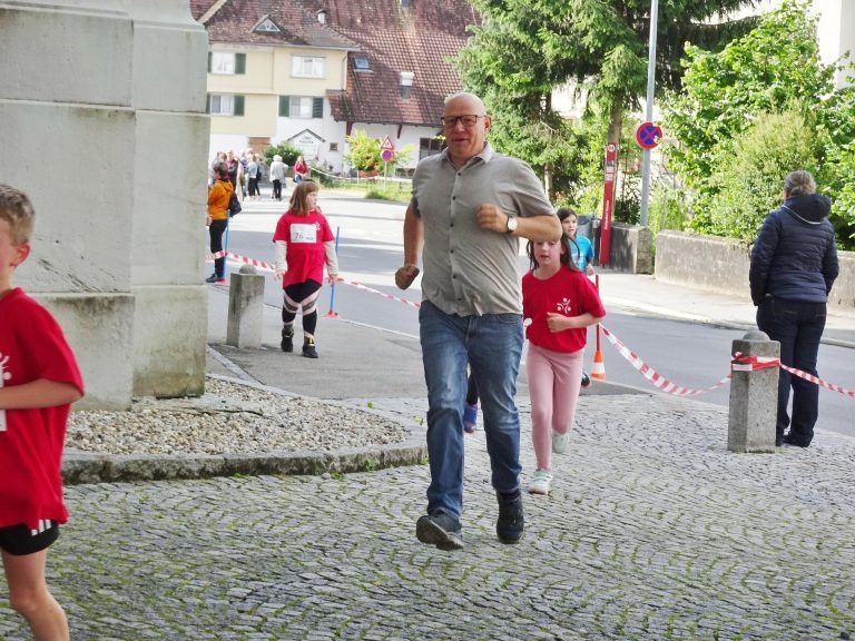 Papa Hannes Hämmerle mischte sich auch zur Motivation kurz unter die Rennläuferinnen und Rennläufer. - Jede Runde zählte beim Hatler Stundenlauf - Hatler Stundenlauf 2024