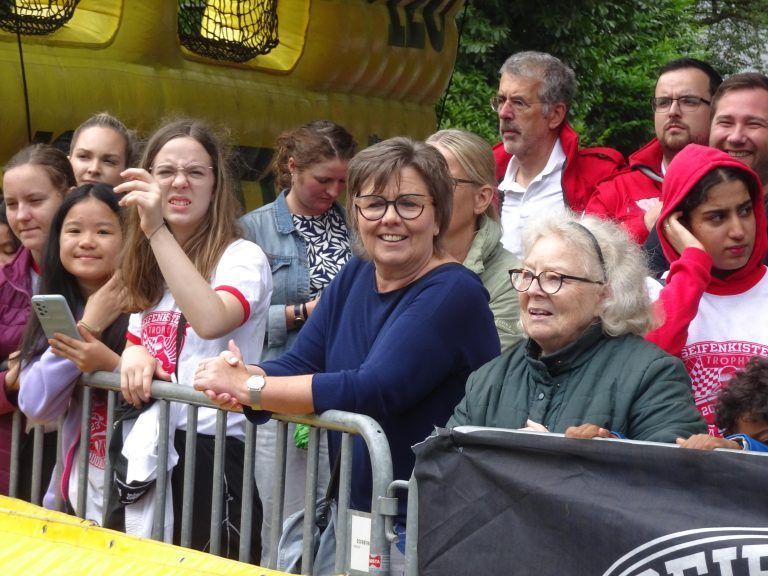 Die Zuschauerinnen und Zuschauer amüsierten sich prächtig. - Turbospaß auf vier Rädern - Seifenkisten Trophy 5.0