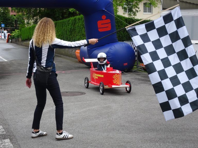 Direktorin Ulrike Mersnik schwang die Zielflagge. - Turbospaß auf vier Rädern - Seifenkisten Trophy 5.0